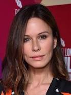 How tall is Rhona Mitra?